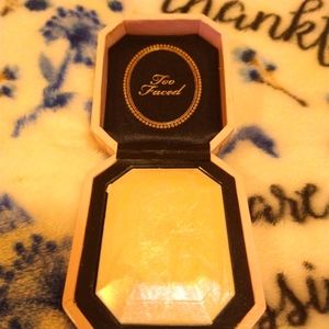 Too Faced Diamond Light holographic highlighter